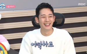 Muncul di 'I Live Alone', Manisnya Jung Hae In Pasang Headset Park Na Rae