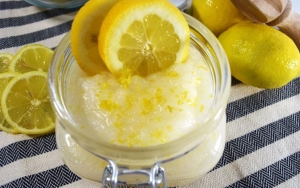 Scrub Bibir dengan Parutan Kulit Lemon