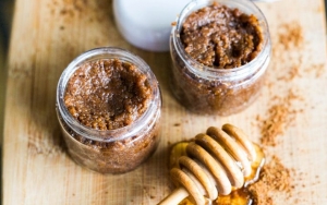 Gunakan Scrub Gula dan Madu untuk Memerahkan Bibir