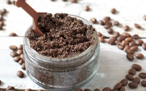 Srub Kopi untuk Membuat Bibir Cerah