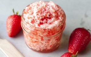 Scrub Bibir dengan Buah Stroberi