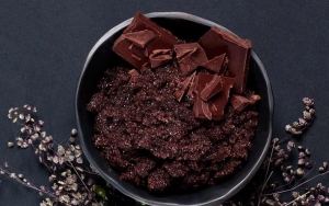Bubuk Cokelat sebagai Scrub Bibir Agar Merah