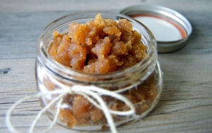 Scrub Brown Sugar untuk Memerahkan Bibir Kembali