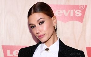 Resmi Jadi Istri Justin, Hailey Baldwin Pamer Kalung Berbandul 'Bieber'