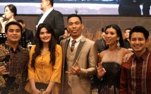 Kebaya Jadul Hilda 'Kebanting' dengan Penampilan Mantan Billy, Pose Mesra ke Robby Purba Disorot