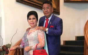 Hotman Paris Umbar Foto Mesra Bareng Istri, Warganet Angkat Topi