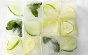 Menyegarkan dan Mencerahkan Kulit dengan Campuran Es Batu, Mentimun, dan Lemon