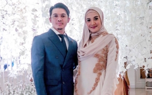 Ketemu di Pernikahan Baim-Paula, Zaskia Sungkar Elus Perut Ardina Rasti Agar Segera Dapat Momongan