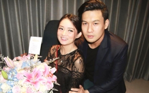 Fendy Chow Mesra Bareng Istri Naik Gondola, Warganet Salfok Ekspresi Stella Cornelia