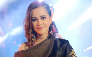 Disorot Karena Isu Temani Roger di Pemakaman, Cut Meyriska Pamer Riasan Tebal Bikin Netter Syok