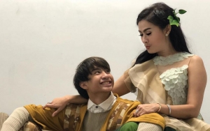 Pamit Kerja, Lucunya Iis Dahlia Minta Ciuman dari Putra Bungsu