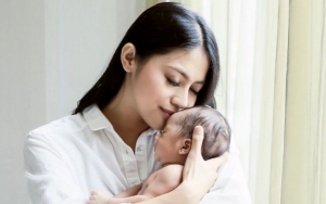 Belum Genap Sebulan, Lucunya Bayi Rini Yulianti Peluk Boneka di Pemotretan