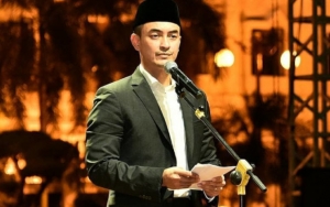 Hadiri Pemakaman Ayahanda Ditemani Sang Istri, Tangis Zumi Zola Pecah
