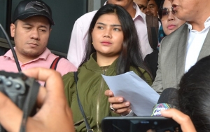 Pamer Dada dan Ngaku Secantik Boneka, Baju Ultah Meldi Keponakan Dewi Persik Dibully 'Bungkus Kado'