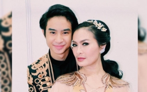 Iis Dahlia Pakai Gaun Seksi di Resepsi Baim Wong-Paula, Ini Reaksi Devano 