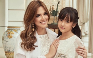 Berlenggak-Lenggok di Catwalk Dengan Gaya Hippies, Begini Kekompakan Nia Ramadhani Bareng Mikhayla
