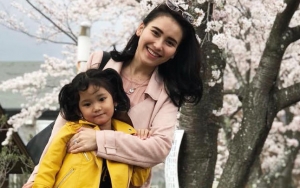 Pamer Foto Polosan Bareng Anak, Alis Ayu Ting Ting Jadi Sorotan