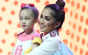 Unggah Video Ini Usai Anak Dibully, Mata Sembab Ussy Sulistiawaty Bikin Netter Sedih