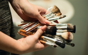 Bersihkan Kuas Makeup dengan Hand Sanitizer
