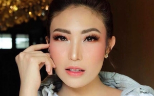 Bagikan Foto Mendiang Ibunda, Ayu Dewi Ungkap Perasaan Kehilangannya