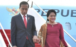 Presiden Jokowi Dipeluk Ibu-Ibu, Iriana Akui Pernah Cemburu