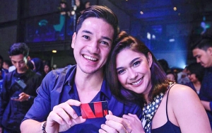 Nana Mirdad Pakai Baju Seksi Sambil Duduk Mesra di Pangkuan Andrew White, Warganet Baper