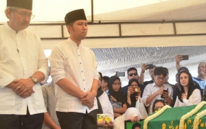 Berlinang Air Mata Antar Kepergian Sang Adik ke Liang Lahat, Emil Dardak Beri Pidato Mengharukan