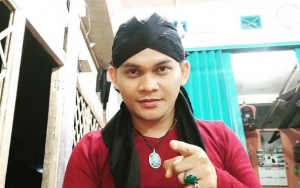 Jarang Terekspos, Kemesraan Mbah Mijan dan Istri Cantik Kembali Banjir Pujian