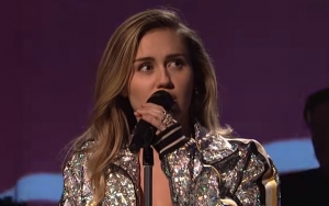 Nyanyikan 'Nothing Breaks Like a Heart' Secara Live, Baju Seksi Miley Cyrus Bikin Penggemar Pusing