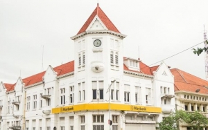 Gedung Maybank Jembatan Merah, Bangunan Lawas yang Mencolok