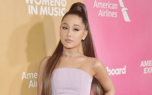 Pasang Pohon Natal Terbalik, Ariana Grande Bikin Penggemar Ngakak 