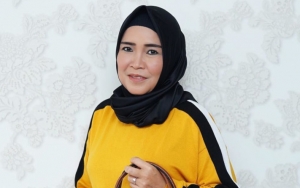 Dikritik Makan tak Semeja Bareng ART, Muka Judes Ibu Ayu Ting Ting Kumpul dengan Teman Jadi Sorotan