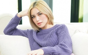 Kembali Pose 'Ngangkang' Pamer Kaki Jenjang, Kaus Kaki Jessica Iskandar Bikin Salfok