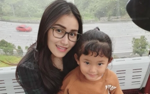 Salat Bareng Bilqis di Depan Tangga, Ayu Ting Ting Kena Nyinyir Warganet