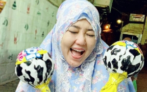 Pamer Foto Sentuh Kakbah Saat Umrah, Netter Doakan Via Vallen Segera Menikah