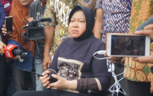 Berkursi Roda, Potret Wali Kota Risma Nekat Tinjau Langsung Jalan Gubeng yang Ambles Banjir Pujian