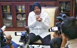  Sedang Sakit dan Datang Dengan Kursi Roda, Wali Kota Risma Malah 'Ngamuk' di Lokasi Jalan Ambles