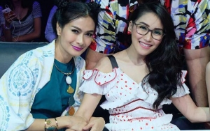 Iis Dahlia Pose Bareng Ayu Ting Ting, Reaksi Netter Soal Alis 'Cetar Membahana' Bikin Ngakak