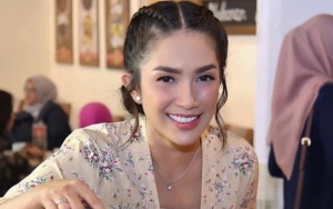 Belum Genap Berusia 2 Tahun, Putri Bungsu Ussy Sulistiawaty Sudah Jago Akting Pura-Pura Pingsan