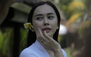 Aura Kasih Resmi Menikah dengan Kekasih Bule, Netter Salah Fokus Nama Asli