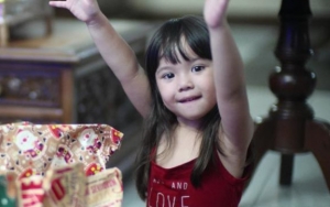 Tanpa Sang Bunda, Intip 6 Potret Ceria Gempita Rayakan Natal Bareng Keluarga Gading Marten