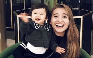 Lihat Aksi Sulap Sang Ayah, Reaksi Lucu Anak Acha Septriasa Bikin Warganet Gemas