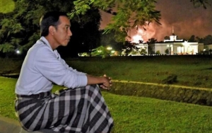 Jokowi Pilih Sederhana Kenakan Sarung di Malam Tahun Baru, Ternyata Ini Filosofinya