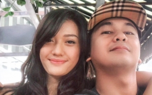 Pamer Pose Adu Perut Buncit, Raditya Dika Ajak Anissa Aziza Babymoon di Singapura