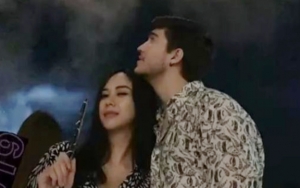 Unggah Foto Rayakan Tahun Baru Bareng Suami, Aura Kasih Pilih Kunci Kolom Komentar