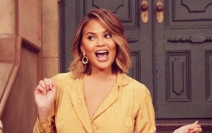 Momen Kocak Chrissy Teigen Saat Pandu Acara Akhir Tahun Ini Dijamin Bikin Ngakak
