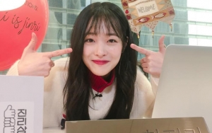 Foto Pesta Tahun Baru Jadi Kontroversi, Sulli Balas Komentar Netter yang Pertanyakan Tingkahnya