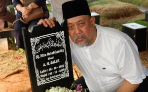 Sampaikan Kerinduan Saat Ziarah, Indro Warkop Janji Percantik Makam Mendiang Istri