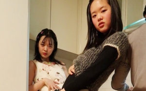Ikutan Pose Nyeleneh, Identitas Teman Cewek Sulli Ini Bikin Netter Penasaran