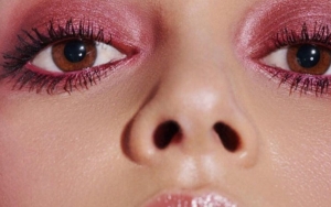 Shimmery Shadows Akan Merajai Tren Make Up di 2019